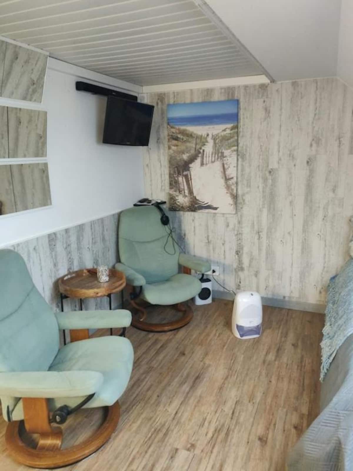 Day lounge with reclining chairs