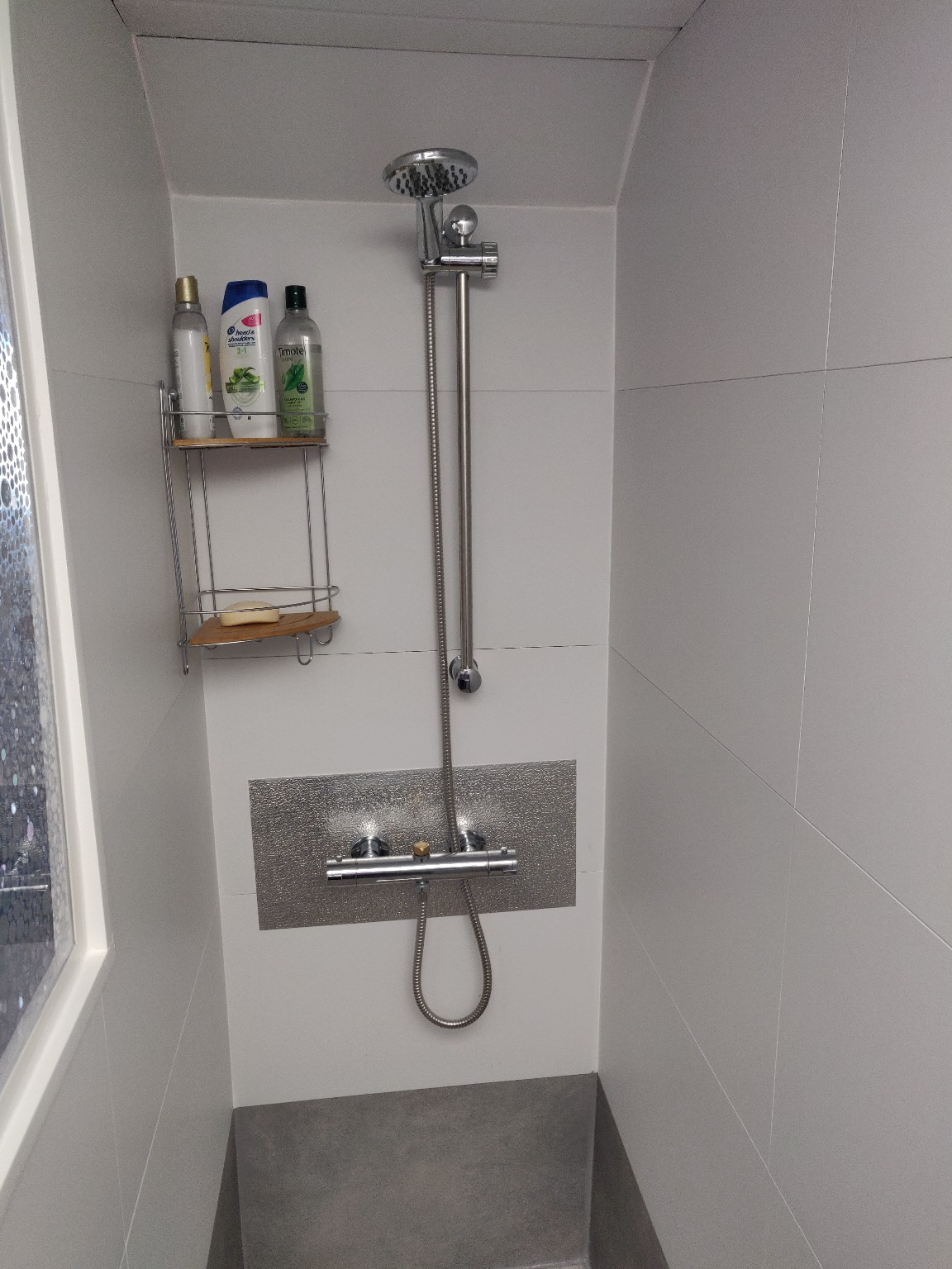 Compact 60 centimetre shower