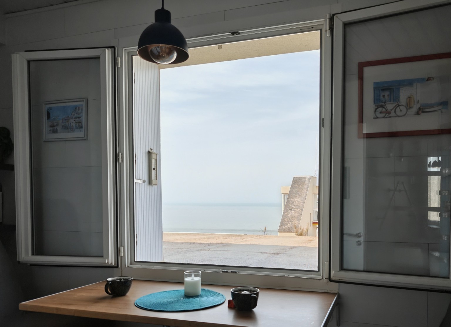 Coffee with the sea